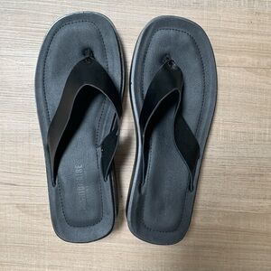 Cushy Cushionaire flip flop sandals, black